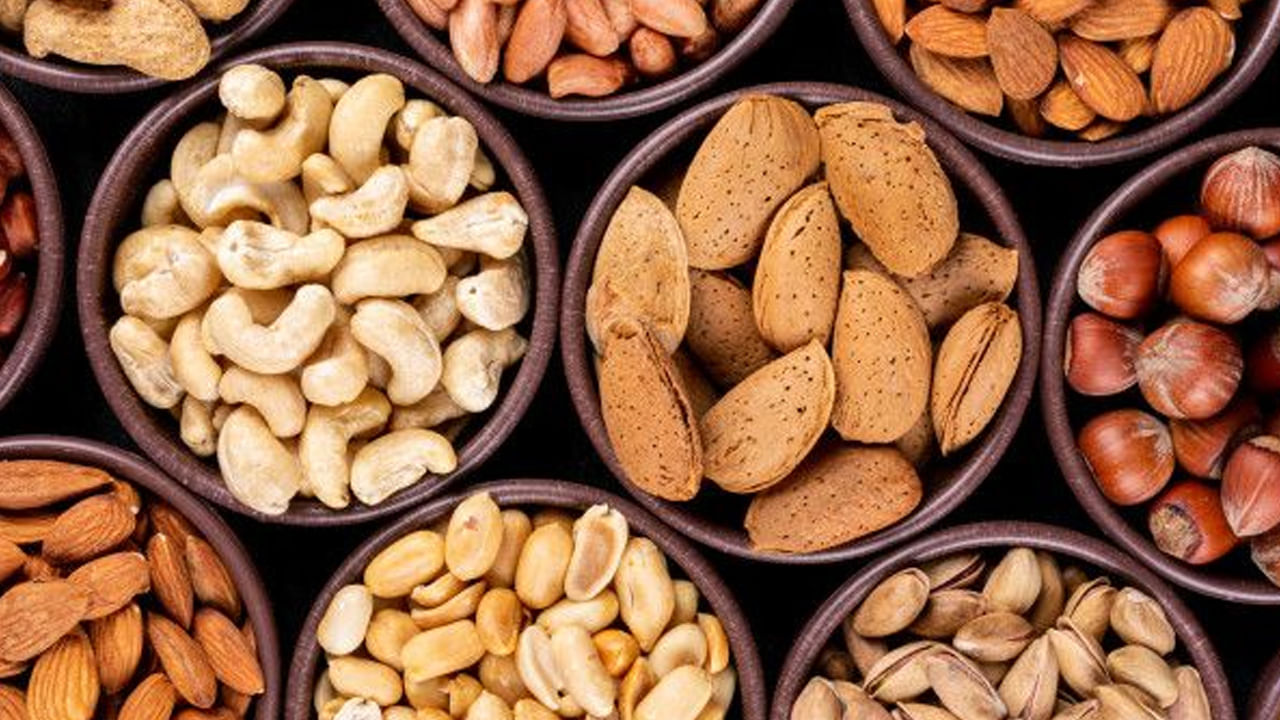 డ్రైప్రూట్స్ సరైన మోతాదులో తీసుకోవడం వలన ఇందులో ఉండే పోషకాలు శరీరానికి చాలా మేలు చేస్తాయి. కానీ కొందరు వీటిని ఆరోగ్యానికి మంచిదని అతిగా తింటుంటారు. కానీ వీటిలో అధిక చకకెర ఉండటం వలన ఎక్కువ మోతాదులో తీసుకోవం వలన ఇది ఆరోగ్య సమస్యలను కలిగించే ప్రమాదం ఉన్నదంట.