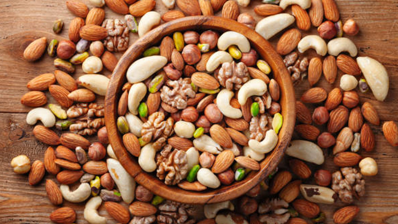 ఇవే కాకుండా ఇతర డ్రైఫ్రూట్స్ కూడా శరీరానికి చాలా మేలు చేస్తాయి. గుండె సంబంధింత సమస్యలను తగ్గించడం, మెదడు పనితీరును మెరుగు పరచడం, నాడీ వ్యవస్థ, జీర్ణ వ్యవస్థలు సక్రమంగా సాగేలా చేయడమే కాకుండా, చర్మం నిగారింపుకు, రోగనిరోధక శక్తి పెరగడానికి, జుట్టు, ఎముకల దృఢత్వానికి డ్రైఫ్రూట్స్ చాలా మంచిది. అందుకే ప్రతి రోజూ తప్పకుండా వీటిని నిర్దిష్ట మోతాదులో దాదాపు 20నుంచి 30 గ్రామల వరకు తీసుకోవడం చాలా మంచిదంట.