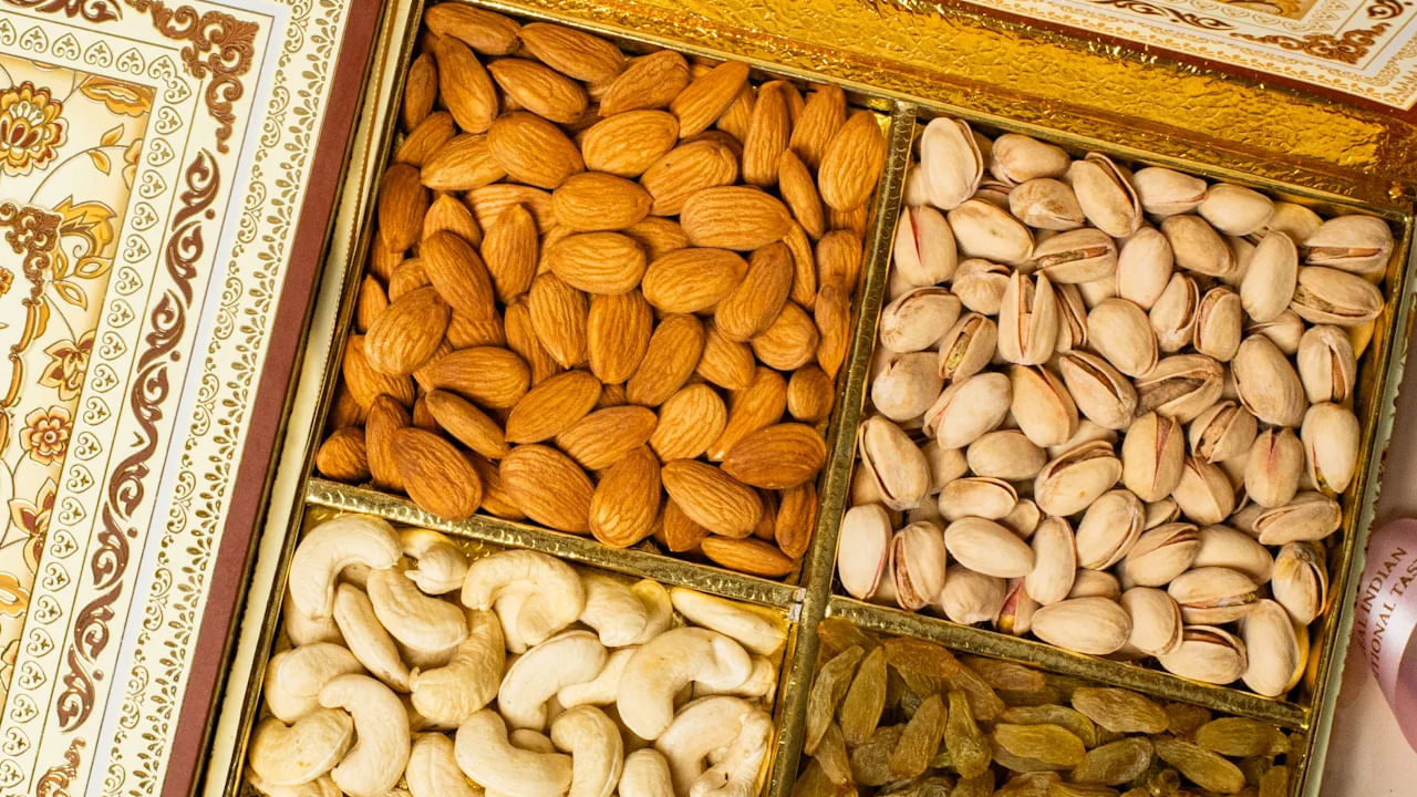 బాదంలో ఉన్న విటమిన్ E శక్తివంతమైన యాంటీ-ఆక్సిడెంట్, ఇది కీళ్ల నొప్పుల నుంచి ఉపశమనం కలిగించడమే కాకుండా, చర్మ నిగారింపుకు కూడా చాలా మేలు చేస్తుంది.ఇందులో మెగ్నీషియం పుష్కలంగా ఉండం వలన హృదయ ఆరోగ్యాన్నికి చాలా మంచిది. బాదంలో ఉండే ప్రోటీన్, శరీరానికి చాలా మేలు చేస్తుంది. ఇక ఇందులో ఉండే అధిక ఫైబర్, జీర్ణక్రియ సాఫీగా సాగేలా చేస్తుంది. ఇక వాల్ నట్స్లో కూడా పోషకాలు పుష్కలంగా ఉంటాయి. ఇందులో ఒమెగా-3 ఫ్యాటీ ఆమ్లాలు, యాంటీ ఆక్సిడెంట్లు, ప్రోటీన్, ఫైబర్ ఉంటాయి.