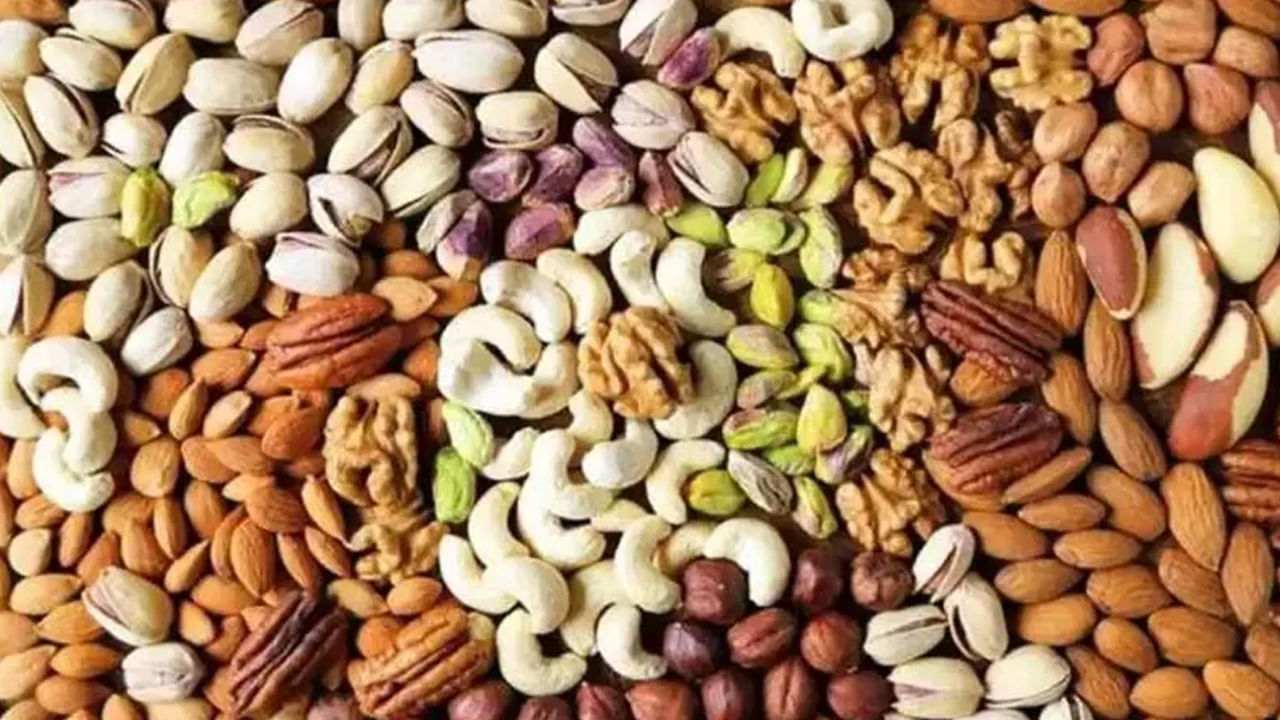 డ్రై ఫ్రూట్స్ సాధారణంగా, ప్రతి రోజు 20 నుండి 30 గ్రాముల తీసుకోవడం చాలా మంచిది. ఈ మోతాదులో తీసుకోవడం వలన శరీరానికి మంచి పోషకాలు అందుతాయి. కానీ డ్రై ఫ్రూట్స్ ఎక్కువగా తీసుకుంటే ఇందులోని అధిక చక్కెర, ఫ్యాట్ అధికంగా ఉండి ఇవి అధికబరువుకు కారణం అవుతాయంట. తక్కువ మోతాదులో తీసుకోవడం వల్ల, శరీరంలో ఎక్కువ చక్కెర లేదా కాల్షియం నిల్వలకు దారితీయదు.ఇది జీర్ణవ్యవస్థకి సులభంగాను, ఆరోగ్య సమస్యలనూ తగ్గించగలదు. కానీ అధికంగా తీసుకోవడం వలన రక్తంలో చక్కెర స్థాయిలు పెరగడం, అధిక బరువుకు కారణం అవుతుందంట.