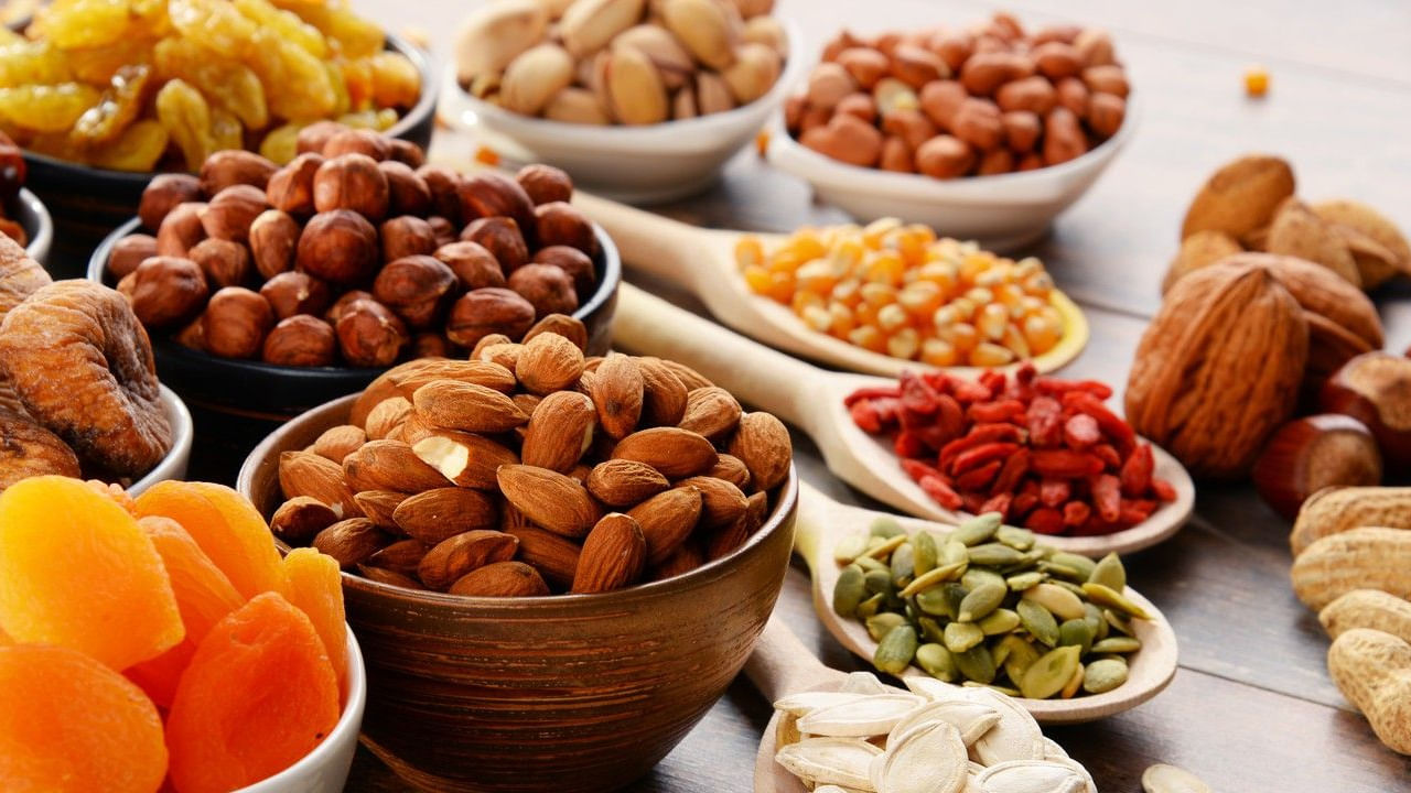 ఆరోగ్యంగా ఉండటానికి, పోషకమైన ఆహారాన్ని తినడం మాత్రమే సరిపోదు. వాటిని సరైన పరిమాణంలో తీసుకోవడం ఎంతో ముఖ్యం. డ్రై ఫ్రూట్స్‌కు కూడా ఇది వర్తిస్తుంది. వాటిలో ఆరోగ్యకరమైన కొవ్వులు, ప్రోటీన్లు, విటమిన్లు, ఖనిజాలు పుష్కలంగా ఉంటాయి, ఇవి మన ఆరోగ్యానికి ఎంతగానో మేలు చేస్తాయి. అయితే వీటిని ఎక్కువగా తినడం వల్ల కొన్ని సార్లు బరువు పెరగవచ్చు.. అలాగే తక్కువగా తినడం వల్ల శరీరానికి అవసరమైన పోషకాలు అందకపోవచ్చు. కాబట్టి సరైన పరిమాణంలో తీసుకోవడం ముఖ్యం 