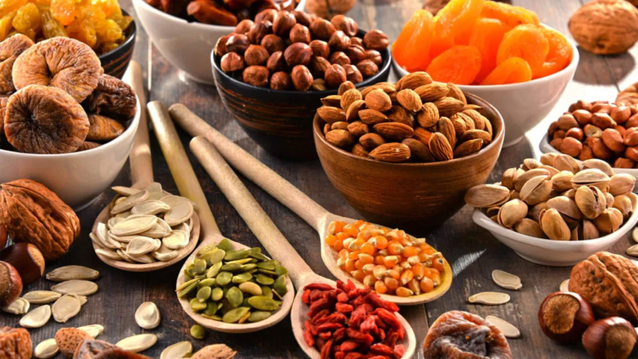 డ్రై ఫ్రూట్స్: బాదం, వాల్‌నట్స్ వంటి ఎండిన పండ్లు మన ఆరోగ్యానికి ఎంతో మేలు చేస్తాయి. వీటిలో ఆరోగ్యకరమైన కొవ్వులు పుష్కలంగా ఉంటాయి. వీటిని ఆహారంలో చేర్చుకోవడం వల్ల కణాల మరమ్మత్తుకు సహాయపడటంతో పాటు అభిజ్ఞా సామర్థ్యాన్ని మెరుగుపరుస్తుంది.
