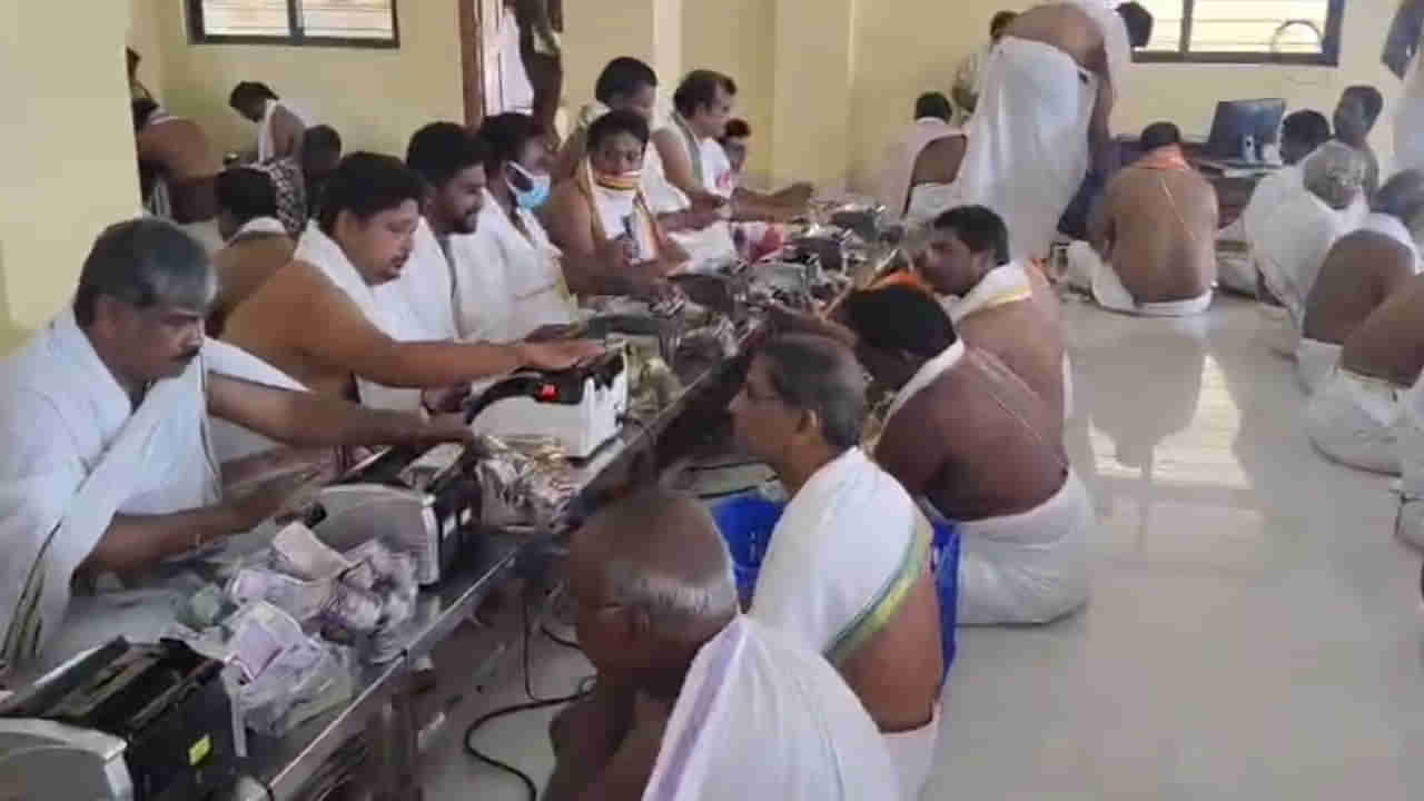 Andhra: మరీ ఇలా తయారయ్యారేంట్రా.. ఏకంగా దేవుడితోనే ఆటలు.. హుండీలో బొమ్మ నోట్లు..