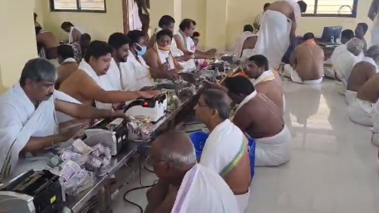 Andhra: మరీ ఇలా తయారయ్యారేంట్రా.. ఏకంగా దేవుడితోనే ఆటలు.. హుండీలో బొమ్మ నోట్లు..