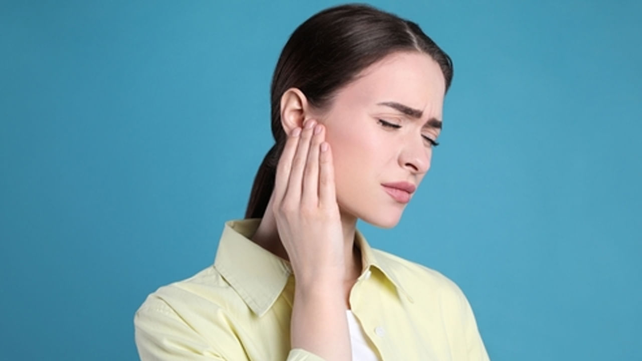 పరిశోధకులు 500 మందికి పైగా హృద్రోగులను అధ్యయనం చేశారు. గుండెపోటు వచ్చిన రోగులలో 12% మందికి చెవి సంబంధిత సమస్యలు ఉన్నాయని కనుగొన్నారు. ఈ వ్యక్తులలో చాలామంది చెవులలో నొప్పిని అనుభవించారు. కొందరు చెవుల్లో బరువు లేదా వినికిడి లోపంతో సమస్యలను ఎదుర్కొన్నారు.