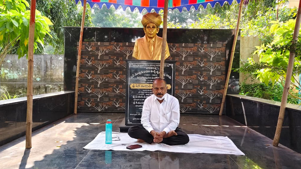 Ongole: తన కార్యాలయం ముందే నిరాహార దీక్ష చేపట్టిన ఈఈ.. ఎందుకో తెల్సా..?