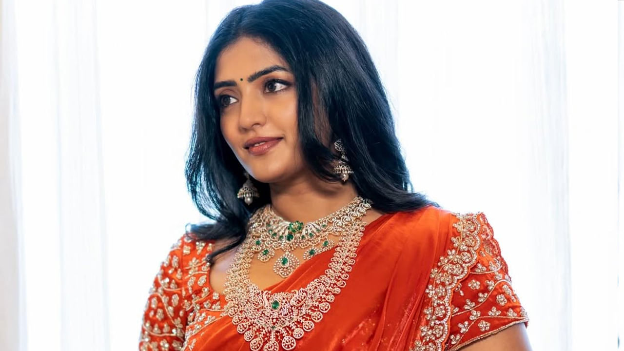 అంతక ముందు ఆ తర్వాత అనే సినిమాతో తెలుగు చిత్ర పరిశ్రమకు పరిచయమైన బ్యూటీ ఈషా రెబ్బా. ఈ అమ్మడు ఈ సినిమాలో తన నటనతో అందరినీ ఆకట్టుకుంది. తర్వాత ఈ చిన్నదానికి వరసగా అవకాశాలు రావడంతో తెలుగులో వరసగా సినిమాలు చేసింది.