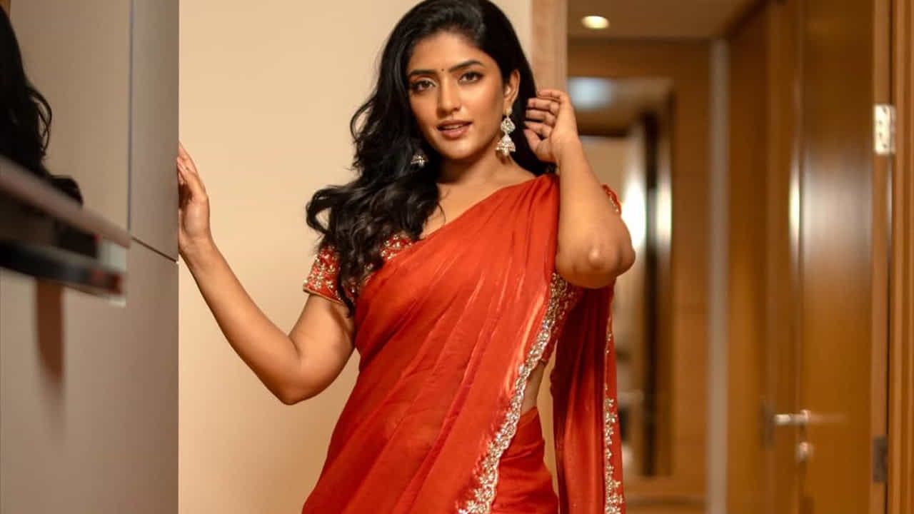 చాలా వరకు చిన్న చిన్న సినిమాల్లోనే ఛాన్స్లు అందుకుంది. స్టార్ హీరోల సినిమాల్లో అవకాశాలు అందుకోలేకపోయింది. ఇక తెలుగులో ఈ ముద్దుగుమ్మకు అవకాశాలు తగ్గడంతో, తమిళ్, మళయాలంలో నటించి మంచి గుర్తింపు తెచ్చుకుంది. ఓటీటీ ప్లాట్ ఫామ్స్ పై కూడా ఈ అమ్మడు సందడి చేసింది.
