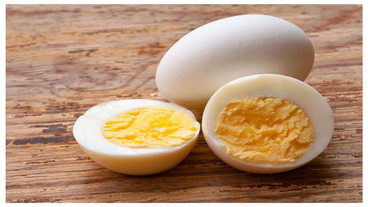 ఉడకబెట్టిన గుడ్లు వ్యాయామం తర్వాత కండరాలు కోలుకోవడానికి కూడా సహాయపడుతుంది. ముఖ్యంగా గుడ్డులో ఉండే అధిక ప్రోటీన్ కారణంగా కడుపు ఎక్కువసేపు నిండుగా అనిపిస్తుంది. దీనివల్ల తరచుగా ఆకలి వేయదు. దాంతో అనవసర స్నాక్స్ లేదా అధిక ఫుడ్ తినకుండా ఉంటారు. 