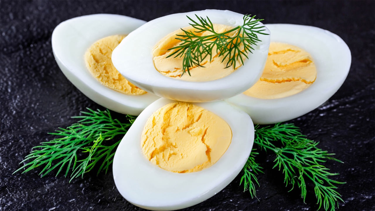 పాలు మాదిరిగానే గుడ్లు కూడా ఆరోగ్యానికి ఎంతో ముఖ్యమైన ఆహారంగా పరిగణించబడతాయి. ప్రోటీన్ అవసరాన్ని తీర్చడానికి గుడ్లను ఆహారంలో చేర్చుకోవడం చాలా మంచిది. అయితే, చాలా మందికి గుడ్డులోని ఏ భాగం ముఖ్యమో తెలియదు. కొందరు తెల్లసొన, మరికొందరు పచ్చసొన మంచిదని చెబుతుంటారు. అసలు ఏది ఆరోగ్యానికి మంచిదో ఇక్కడ తెలుసుకుందాం..