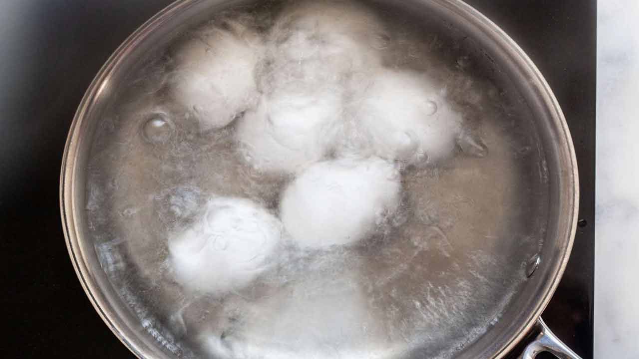 ఇకపోతే, గుడ్లు ఉడకబెట్టేటప్పుడు ఎక్కువ మంట మీద ఉడికించొద్దు. మీడియం వేడి మీద మరిగించాలి. మీరు ఇలా చేస్తే, అది పగలకుండా ఉంటుంది. సుమారు 15 నిమిషాలు ఉడికిన తర్వాత గ్యాస్ ఆఫ్ చేయాలి. ఇప్పుడు గుడ్లను వేడి నీటిలో నుంచి తీసి చల్లటి నీటిలో వేయాలి. సుమారు 10 నిమిషాల తరువాత వాటి పెంకులు తీయాలి. గుడ్డు పగలకుండా ఈజీగా వచ్చేస్తుంది.