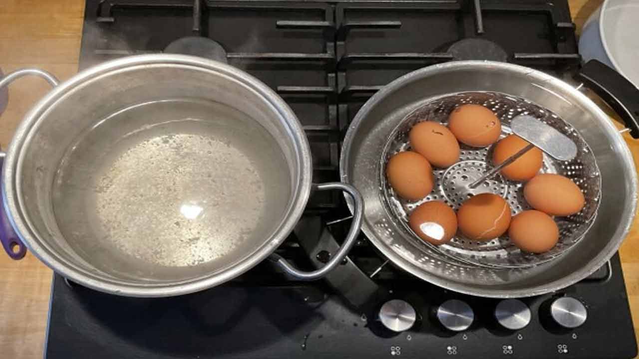 పచ్చి గుడ్లను ఎంతసేపు ఉడకబెట్టాలి?: గుడ్లను 6 నిమిషాలు ఉడకబెట్టడం వల్ల పచ్చసొన, మృదువైన తెలుపు రంగు వస్తుంది. టోస్ట్ మీద లేదా సలాడ్లలో గుడ్ల కోసం గుడ్లను 8 నిమిషాలు ఉడకబెట్టండి. గుడ్డు కర్రీ లేదా గుడ్డు కర్రీ చేయడానికి గుడ్లను 10 నుండి 12 నిమిషాలు ఉడకబెట్టండి.