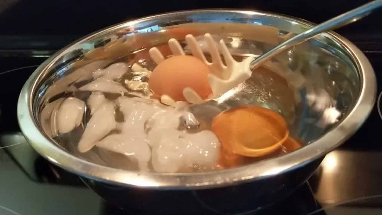 అలాగే, చాలా మంది కోడిగుడ్లను ఫ్రిజ్లో నిల్వ చేస్తుంటారు. నేరుగా వంటకు ఉపయోగిస్తారు. అలా ఎప్పుడు చేయకూడదు. మొదటగా వాటిని గది ఉష్ణోగ్రతకు తీసుకురావాలి. ఆ తర్వాత వాటిని ఉడకబెట్టాలి. మీరు చల్లటి గుడ్లను నేరుగా వేడి నీటిలో ఉడకబెట్టినట్లయితే అవి పగిలిపోయే అవకాశాలు ఎక్కువగా ఉంటాయి. గిన్నెలో నీరు మరుగుతుండగా గుడ్లు ఎప్పుడు అందులో వేయకూడదు. అలావేస్తే గుడ్డు నీటిలోనే పగిలిపోతాయి. ఒక గిన్నెలో 3-4 గుడ్ల కంటే ఎక్కువ ఉడకబెట్టకూడదు. ఇలా కూడా అవి పగిలిపోయే అవకాశం ఉంటుంది.