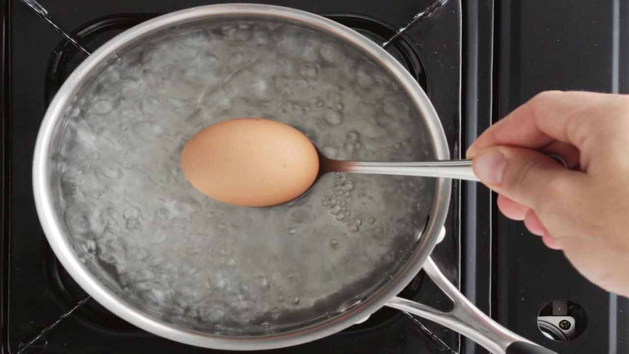 గుడ్లకు 3 3 3 పద్ధతి ఏమిటి?: గుడ్లు ఉడకబెట్టడానికి ఈ పద్ధతి చాలా ఫేమస్. దీని ప్రకారం, గుడ్లను ప్రెజర్ కుక్కర్లో 3 నిమిషాలు ఉడికించాలి. వాటిని 3 నిమిషాలు అలాగే ఉంచి కుక్కర్లోంచి గ్యాస్ మొత్తం పోయే వరకు ఆగాలి. తరువాత, గుడ్లను ఐస్ వాటర్లో వేసి అలాగే ఉంచండి. 3 నిమిషాల తర్వాత గుడ్లను తొక్క తీయాలి. ఇలా చేస్తే గుడ్డు పూర్తిగా ఉడికిపోతుంది. దాని పచ్చసొన కూడా తినదగినదే.