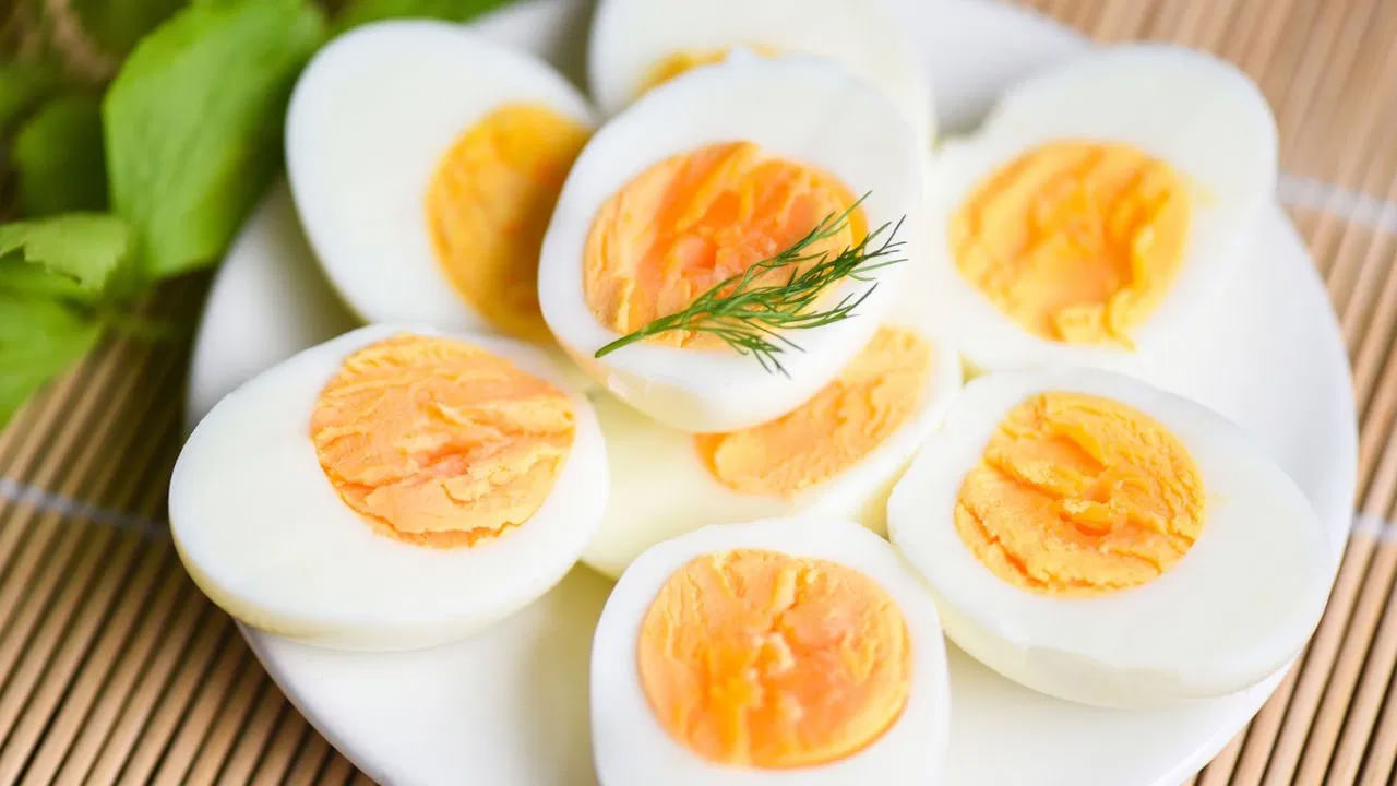 గుడ్డు పచ్చసొనలో విటమిన్లు A, D, E, K, ఆరోగ్యకరమైన కొవ్వులు పుష్కలంగా ఉంటాయి. ఇవి బరువు తగ్గడానికి కూడా సహాయపడతాయి.
జర్నల్ ఆఫ్ న్యూట్రిషన్'లో ప్రచురించిన ఒక అధ్యయనం ప్రకారం.. బరువు తగ్గాలనుకునే వారు తమ అల్పాహారంలో గుడ్లను చేర్చుకోవడం చాలా మంచిది. ఇవి కడుపు నిండిన అనుభూతిని ఎక్కువసేపు ఉంచుతాయి.