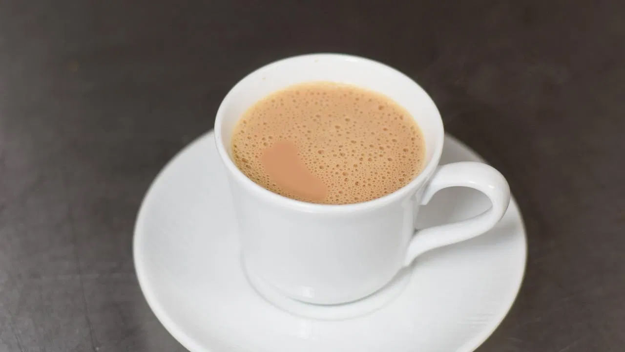 కోడి గుడ్డు తిన్న తర్వాత వెంటనే అస్సలే టీ తాగకూడదంట. ఇలా కోడి గుడ్డు తిన్న తర్వాత వెంటనే టీ తాగడం వలన ప్రోటీన్ శాతం తగ్గడమే కాకుండా, జీర్ణ సమస్యలు వచ్చే ఛాన్స్ ఉందని చెబుతున్నారు ఆరోగ్య నిపుణులు. ముఖ్యంగా కోడి గుడ్డు, టీ రెండు ఒకేసారి తీసుకోవడం వలన కడుపు ఉబ్బరం, వికారం, తల తిప్పడం వంటి సమస్యలు ఎదురు అవుతాయంట.