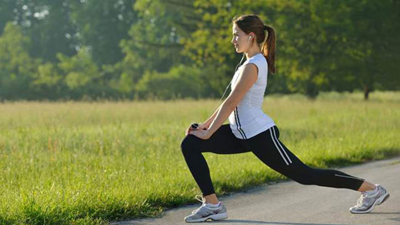  చలిలో మీ శరీరాన్ని చురుగ్గా ఉంచుకోవడానికి, రోజూ ఉదయం తేలికపాటి వ్యాయామం చేయాలని ఆరోగ్య నిపుణులు చెబుతున్నారు. యోగా లేదా సూర్య నమస్కారంతో మీ రోజును ప్రారంభించాలని.. ఇది మీ శరీరాన్ని వెచ్చగా ఉంచడంలో సహాయపడడంతో పాటు అనారోగ్యాన్ని నివారిస్తుందని చెబుతున్నారు.