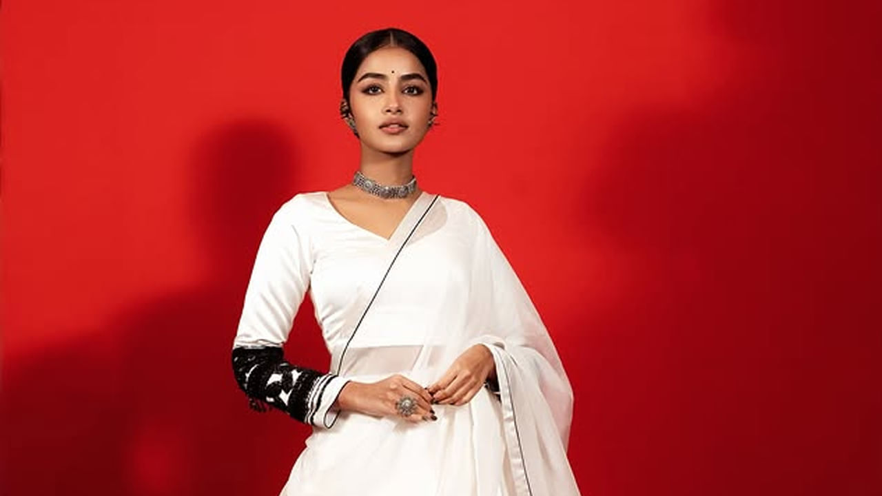 2015లో నివిన్ పౌలీతో కలిసి ప్రేమమ్‌ అనే మలయాళీ చిత్రంతో వెండితెరకు పరిచయం అయ్యింది. అది కమర్షియల్‌గా విజయం సాధించింది. జేమ్స్ & ఆలిస్ అడల్ట్ ఇసాబెల్ (పింకీ) పాత్ర చేసింది.  కోడి సినిమాతో తమిళంలో తొలిసారి నటించింది. ఈ సినిమా ఆ యావరేజ్ అయినప్పటికీ ఆమె నటనకి మంచి మార్కులు పడ్డాయి.