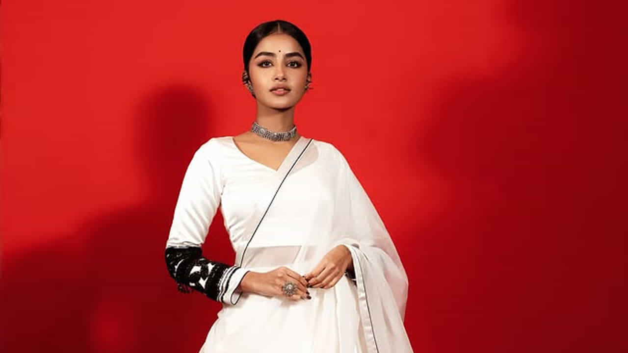 2015లో నివిన్ పౌలీతో కలిసి ప్రేమమ్‌ అనే మలయాళీ చిత్రంతో వెండితెరకు పరిచయం అయ్యింది. అది కమర్షియల్‌గా విజయం సాధించింది. జేమ్స్ & ఆలిస్ అడల్ట్ ఇసాబెల్ (పింకీ) పాత్ర చేసింది.  కోడి సినిమాతో తమిళంలో తొలిసారి నటించింది. ఈ సినిమా ఆ యావరేజ్ అయినప్పటికీ ఆమె నటనకి మంచి మార్కులు పడ్డాయి.