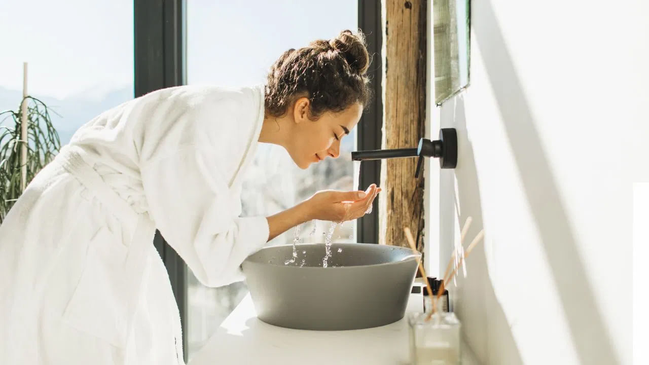 వాపును తగ్గిస్తుంది:  చల్లని నీరు కళ్ల కింద వాపు, తేలికపాటి ఎరుపుదనాన్ని తగ్గించడానికి చాలా ప్రభావవంతంగా పనిచేస్తుంది. ఇది చర్మంలోని రక్త నాళాలను తాత్కాలికంగా సంకోచింపజేసి వాపును తక్షణమే తగ్గిస్తుంది.