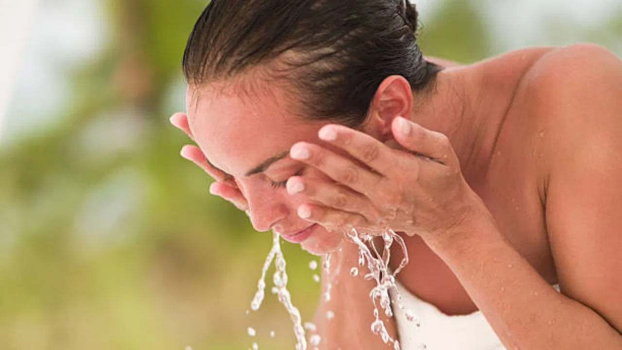 చర్మం బిగుతుగా: చల్లటి నీరు చర్మ రంధ్రాలను తాత్కాలికంగా బిగుతుగా చేస్తుంది. దీనివల్ల మురికి, నూనె రంధ్రాలలో పేరుకుపోకుండా నిరోధించడంలో సహాయపడుతుంది. ఫలితంగా చర్మం మరింత మృదువుగా కనిపిస్తుంది.
