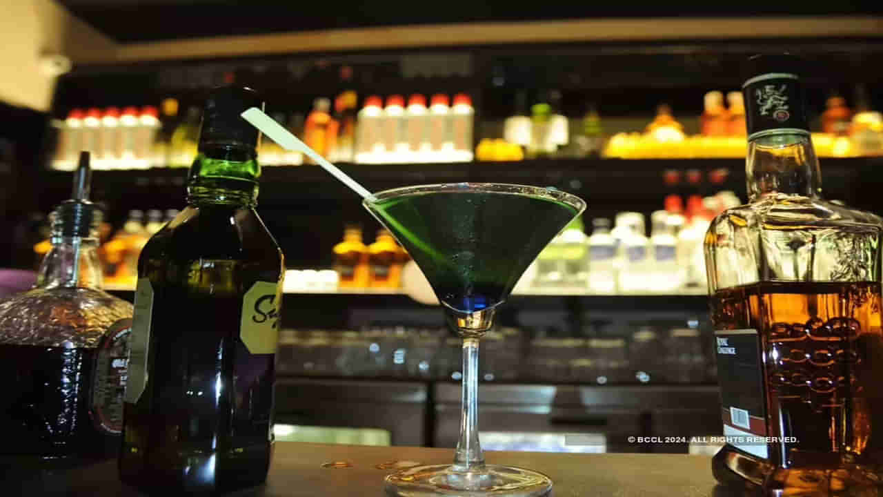 Fake Liquor: కాస్ట్లీ బాటిల్‌లో చీప్‌ లిక్కర్‌.. కల్తీ మాఫియా గుట్టు రట్టు! నకిలీ మద్యం బాటిళ్లను గుర్తుపట్టొచ్చా? ఈ ట్రిక్స్‌ వాడితే సరి