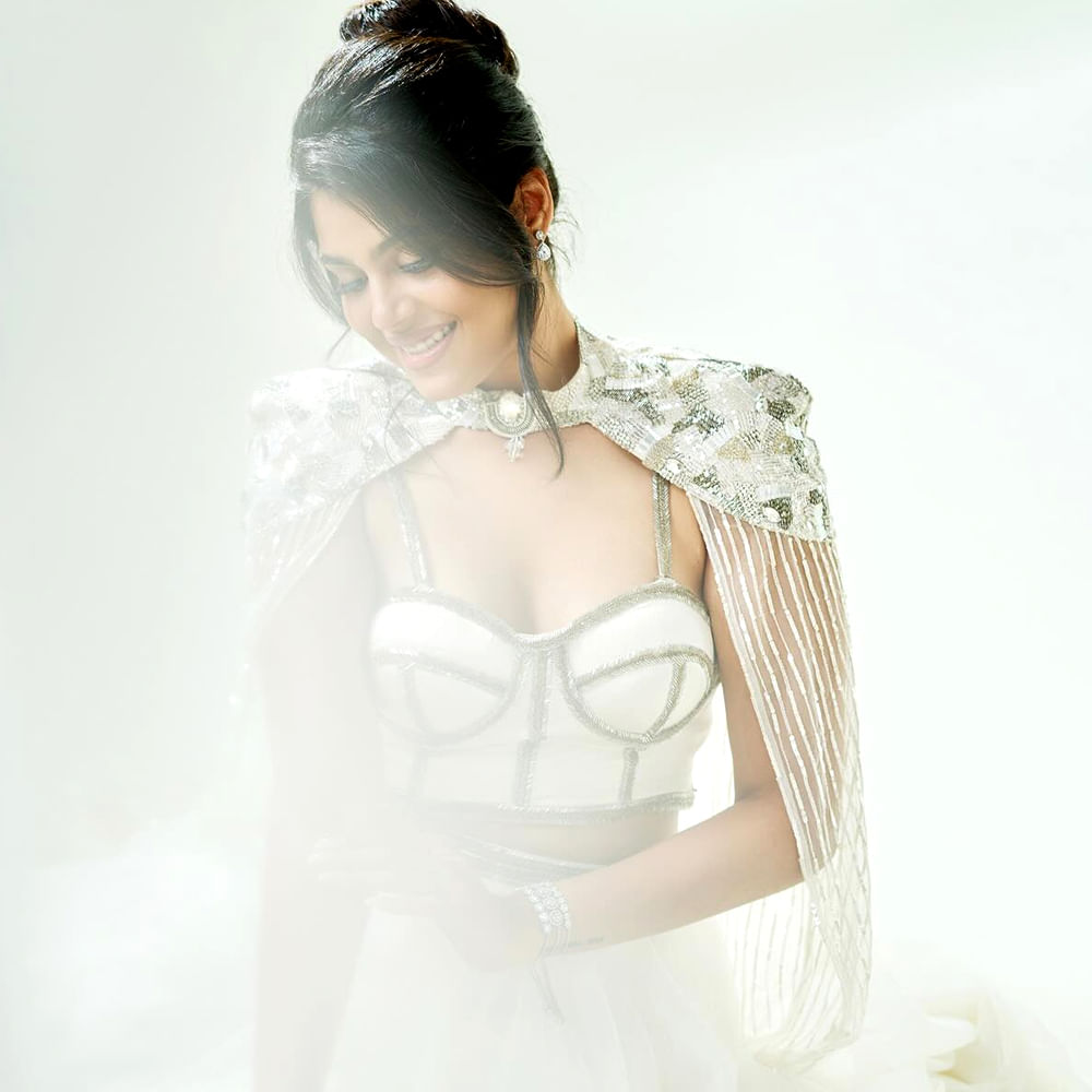 అఖిల్ హీరోగా నటించిన మోస్ట్ ఎలిజిబుల్ బ్యాచ్‌ల‌ర్ సినిమాలో చిన్న పాత్ర చేసింది. అలాగే నాగార్జున, నాగ చైతన్య బంగార్రాజు సినిమాలో స్పెషల్ సాంగ్ చేసింది. ఆతర్వాత లైక్ షేర్ అండ్ సబ్‌స్క్రైబ్. రవితేజ రావణాసుర, రీసెంట్ గా అల్లరి నరేష్ హీరోగా నటించిన ఆ ఒక్కటీ అడక్కు సినిమాలు చేసింది.