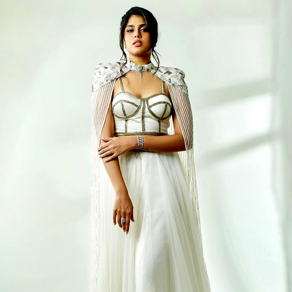 కానీ ఈ సినిమాలు ఫరియా అబ్దుల్లా సక్సెస్ తెచ్చిపెట్టలేదు. ఇక ఇప్పుడు మత్తు వదలరా 2 సినిమాలో నటించింది. ఈ సినిమాలో ఫరియా అబ్దుల్లా గ్లామరస్ గా కనిపించి మెప్పించింది. ఈ సినిమాతో సెకండ్ హిట్ అందుకుంది. ఇక సోషల్ మీడియాలో ఈ బ్యూటీ ఓ రేంజ్ లో అందాలు ఆరబోస్తూ ఆకట్టుకుంటుంది. 