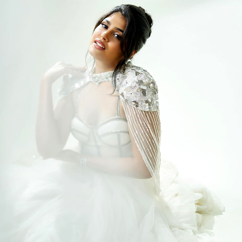 తాజాగా ఫరియా అబ్దుల్లా సోషల్ మీడియా ఫోటోలు నెట్టింట వైరల్ అవుతున్నాయి. గ్లామర్ డోస్ పెంచి కుర్రాళ్లను కవ్విస్తుంది ఈ ముద్దుగుమ్మ. ఈ భామ ఫోటోలకు నెటిజన్స్ క్రేజీ కామెంట్స్ చేస్తున్నారు. 