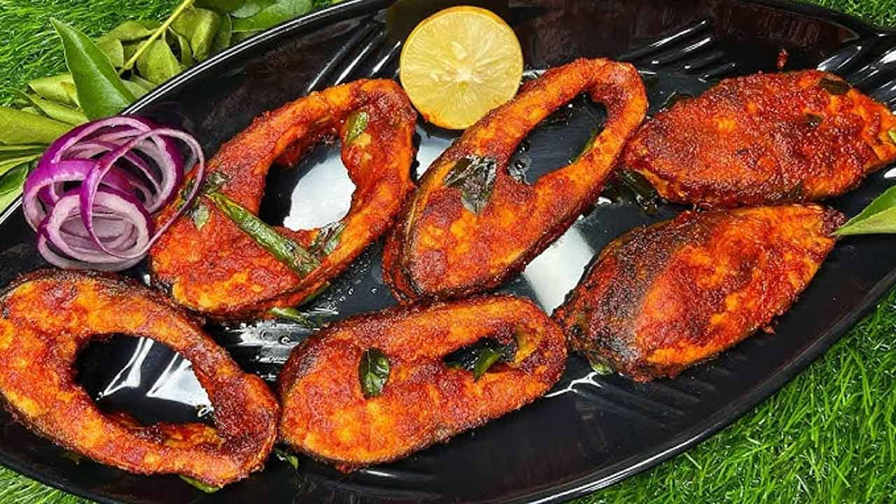  తయారీ విధానం : ముందుగా చేపలు తీసుకొని, ఉప్పు, నిమ్మరసం వేసి, శుభ్రంగా కడగాలి.  తర్వాత వాటిని కాస్త ఆరబెట్టి, కారం, ఉప్పు, పసుపు, ధనియాల పొడి, జీలకర్ర పొడి, అల్లం వెల్లుల్లి పేస్ట్, నిమ్మరసం, అన్ని మసాలాలు, అన్ని వేసి మంచిగా కలుపుకోవాలి. చేపలకు ఈ పేస్ట్ మొత్తం పట్టేలా చూసుకోవాలి. 