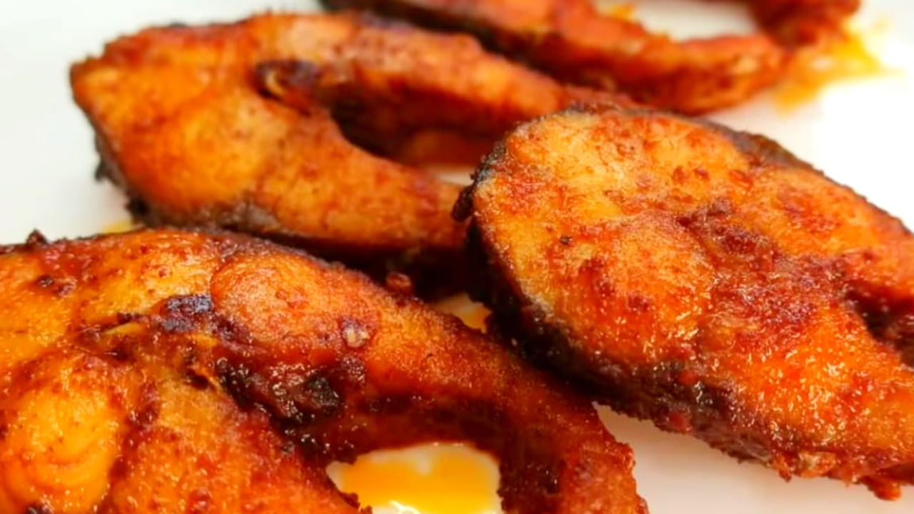 ఇంటిలోనే సాధారణ మసాలాలతో ఫిష్ ఫ్రై ఎలా ప్రిపేర్ చేయాలో ఇప్పుడు చూద్దాం పదండి. ఫిష్ ఫ్రై చేయడానికి కావాల్సిన పదార్థాలు, చేపలు 500 గ్రాములు, ఉప్పు, కారం రుచికి సరిపడ, పసుపు చిటికెడు, వేయించిన ధనియాల పొడి, పచ్చి ధనియాల పొడి 1.5 చెంచా. జీలకర్ర పొడి  వన్ టీస్పూన్, అల్లం వెల్లుల్లి పేస్ట్ వన్ చెంచా, గరం మసాలా హాఫ్ టీ స్పూన్, నిమ్మరసం, వన్ చెంచా, నూనె వేయించడానికి సరిపడ, కరివేపాకు రెబ్బలు కొన్ని.