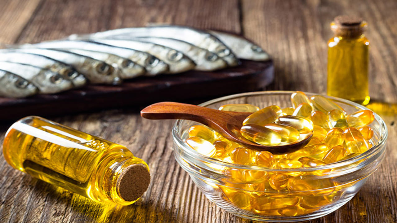 ముఖ్యంగా, ఒమేగా 3 కొవ్వు ఆమ్లాలు ఐకోసపెంటెనోయిక్ ఆమ్లం, డోకోసాహెక్సేనోయిక్ ఆమ్లం చాలా లాభాలున్నాయి.
ఫిష్‌ ఆయిల్‌లో  విటమిన్ ఎ లభిస్తుంది. ఇది కంటిని ఆరోగ్యంగా మార్చుతుంది. ఫిష్‌ ఆయిల్‌ తీసుకుంటే కంటి సంబంధిత సమస్యలు రావు. కణాలు ఆరోగ్యంగా మారుతాయి.