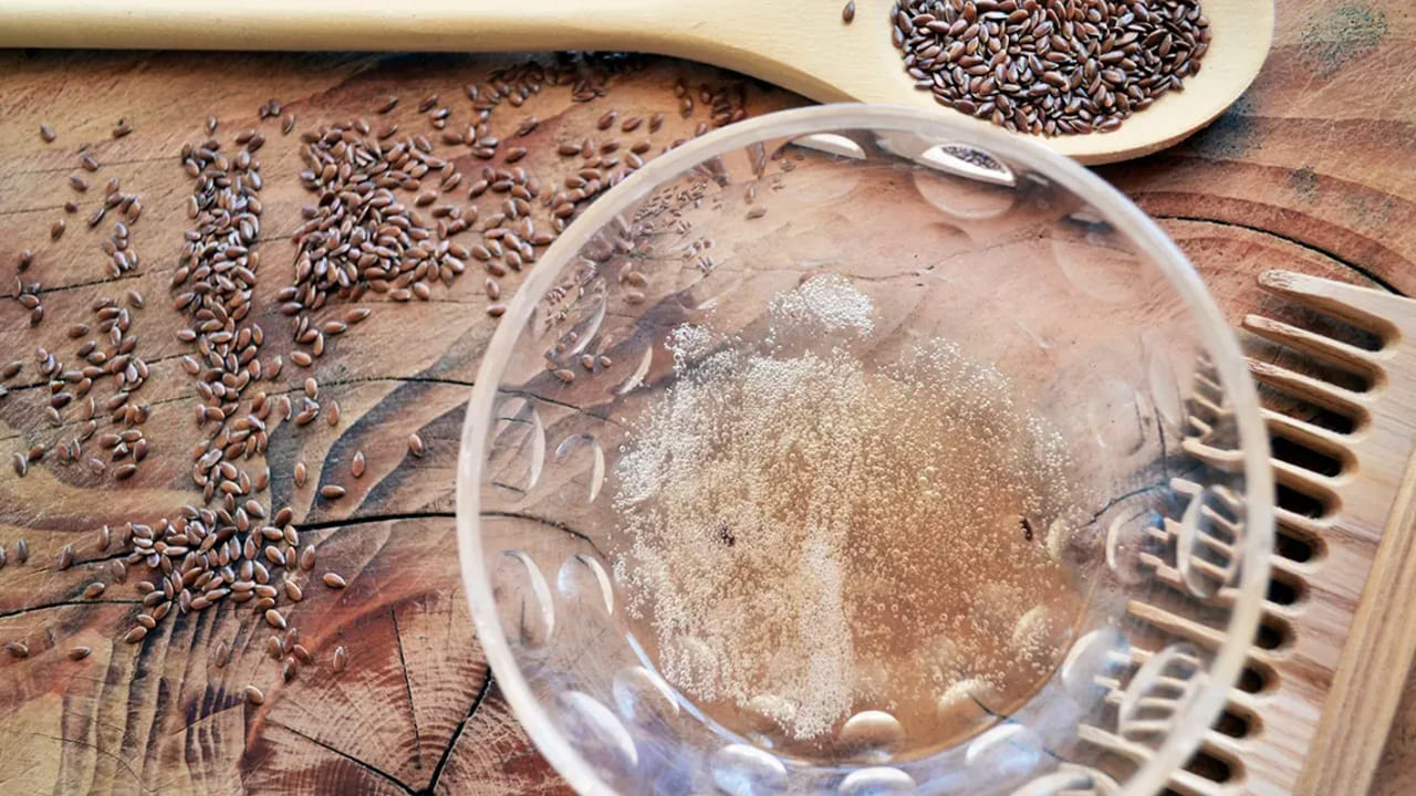 అవిసె గింజలలో ఒమేగా -3 కొవ్వు ఆమ్లాలు పుష్కలంగా ఉంటాయి. ఇవి చర్మ ఆరోగ్య, సౌందర్యానికీ సహాయపడతాయి. ఇవి చర్మానికి తగినంత తేమను అందించి చర్మాన్ని కోమలంగా మారుస్తాయి. చర్మకణాలలో పేరుకుపోయిన మురికిని తొలగించి చర్మాన్ని తాజాగా ఉంచుతుంది. చర్మం పై మొటిమలు, మచ్చలు, ముడతలను తగ్గించి చర్మ నిగారింపును పెంచుతాయి.