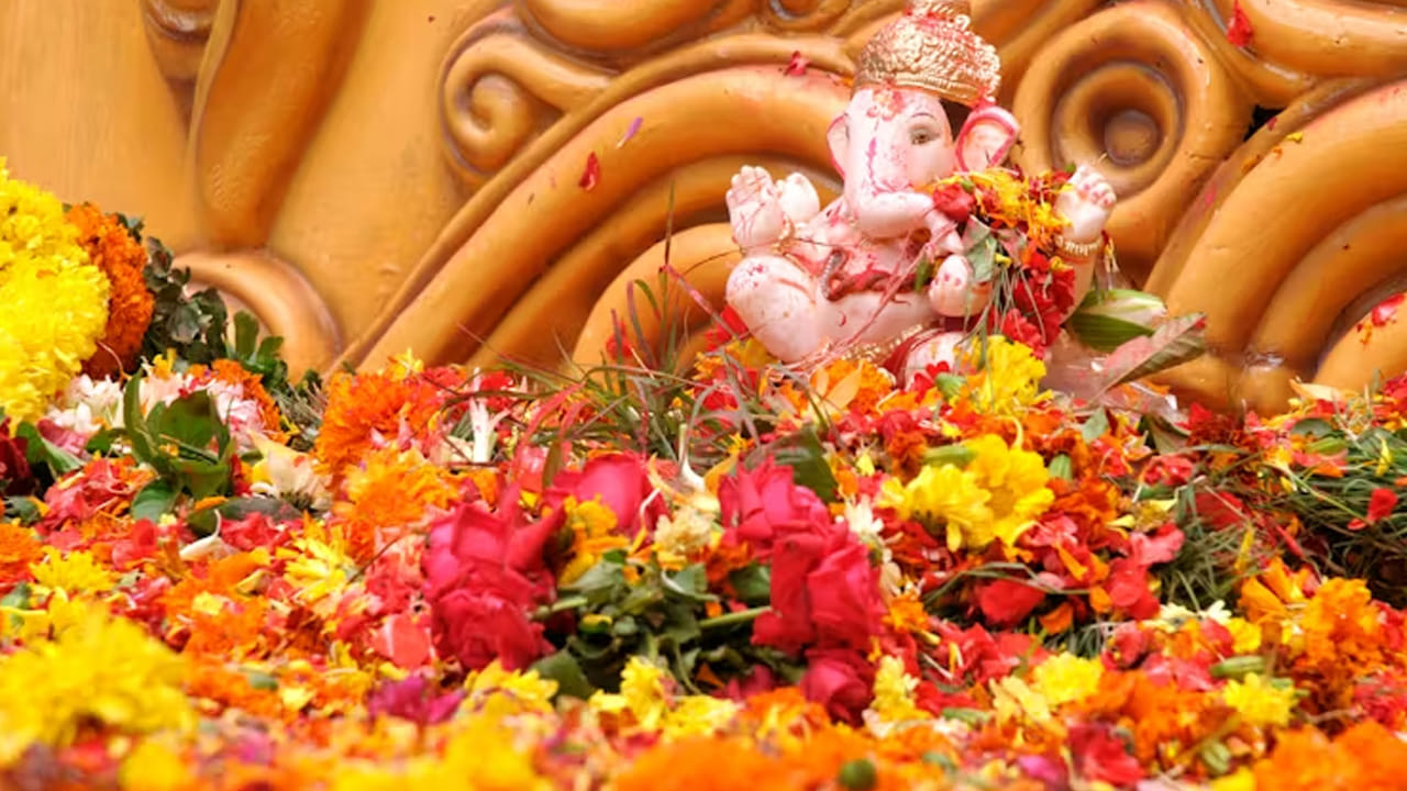 అయితే పూలు సమర్పించడం మంచిదే అయినప్పటికీ, హిందూ దేవతలలో కొందరికి కొన్ని పూలు సమర్పించడం అశుభకరం అంట. పురాణ కథల ప్రకారం, కొన్ని సార్లు పువ్వుల స్వభావం వలన అవి కొన్ని దేవతులకు సమర్పించ కూడదంట. కాగా, ఏ పూలు ఏ దేవుడికి సమర్పించడం మంచిది కాదో ఇప్పుడు తెలుసుకుందాం.