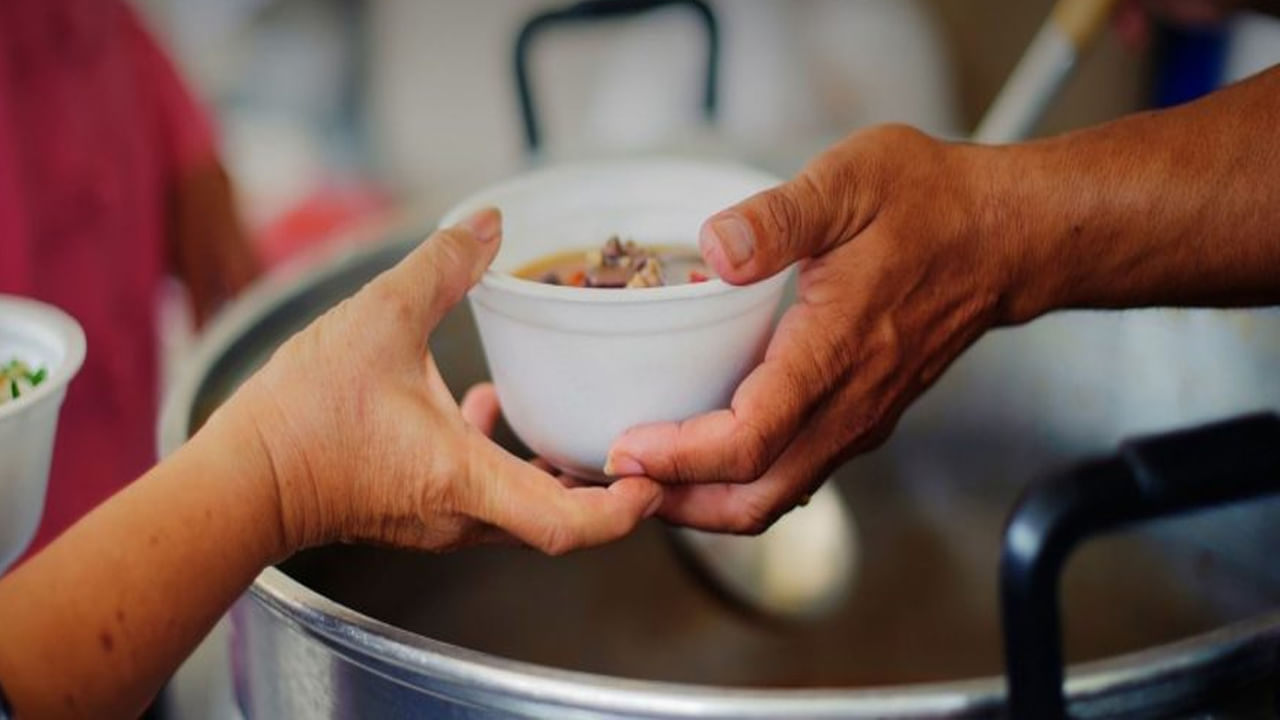 శనివారం తెల్లవారుజామున నిద్రలేచి నూనెతో తలస్నానం చేసి భక్తిశ్రద్ధలతో శని మంత్రాన్ని పఠించండి. ఇలా చేస్తే అన్ని రకాల బాధల నుండి విముక్తి పొంది దీర్ఘాయువుతో, మంచి బుద్ధితో, అన్ని చెడులకు దూరంగా జీవిస్తారు.