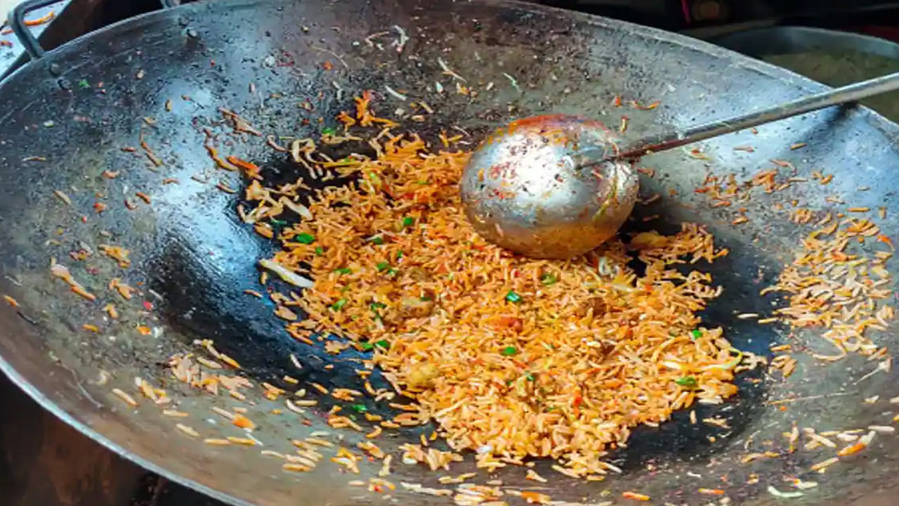 ఫ్రైడ్ రైస్ ఆరోగ్యానికి అస్సలే మంచిది కాదంట. వండిన అన్నాన్నే మళ్లీ వేడి చేసి, దానిని ఫ్రై చేస్తారు కాబట్టి ఇది జీర్ణక్రియ సమస్యలకు కారణం అవుతుందంట. దీని వలన కడుపులో మంట, అజీర్ణం, గ్యాస్, కడుపు ఉబ్బరం, వంటి ఇబ్బందులు కలిగే ఛాన్స్ ఎక్కువగా ఉందని చెబుతున్నారు ఆరోగ్య నిపుణులు.