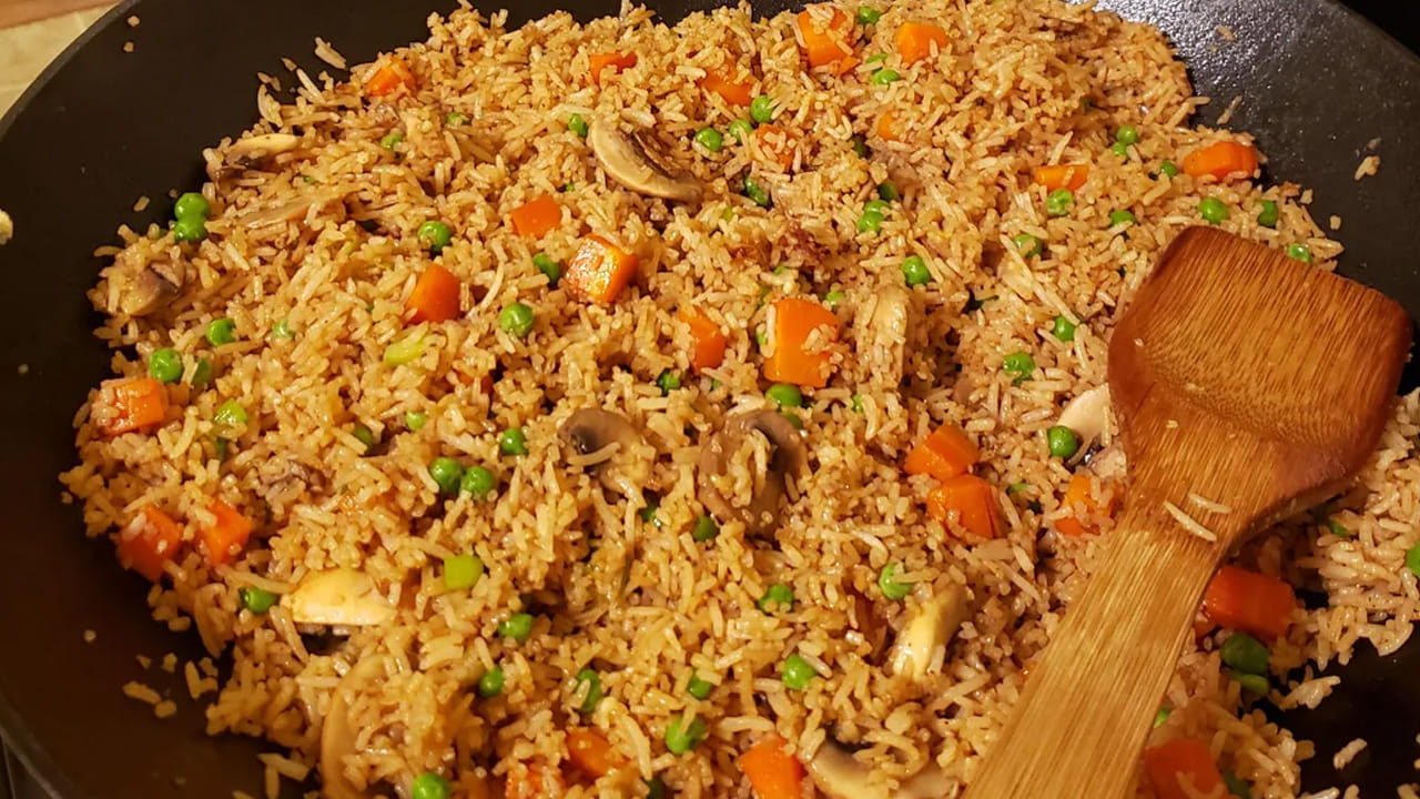 ఈ మధ్య కాలంలో బయటి ఫుడ్ తినే వారి సంఖ్య విపరీతంగా పెరిగిపోయింది.  ఏ కాస్త సమయం దొరికితే చాలు స్నేహితులు లేదా కుటుంబ సభ్యులతో బయటకు వెళ్లి ఫాస్ట్ ఫుడ్ లొట్టలేసుకొని మరి తింటున్నారు. కొందరు బయటకు వెళ్లి తింటే, ఇంకొందరేమో ఏకంగా ఇంటి వద్దకే ఆర్డర్ పెట్టుకొని తింటున్నారు. అయితే ఇలా ఫాస్ట్ ఫుడ్, ముఖ్యంగా ఫ్రైడ్ రైస్ వారానికి రెండు లేదా మూడు సార్లు తింటే అనేక అనారోగ్య సమస్యలు చుట్టుముడుతాయంట. అవి ఏవో ఇప్పుడు మనం చూద్దాం.