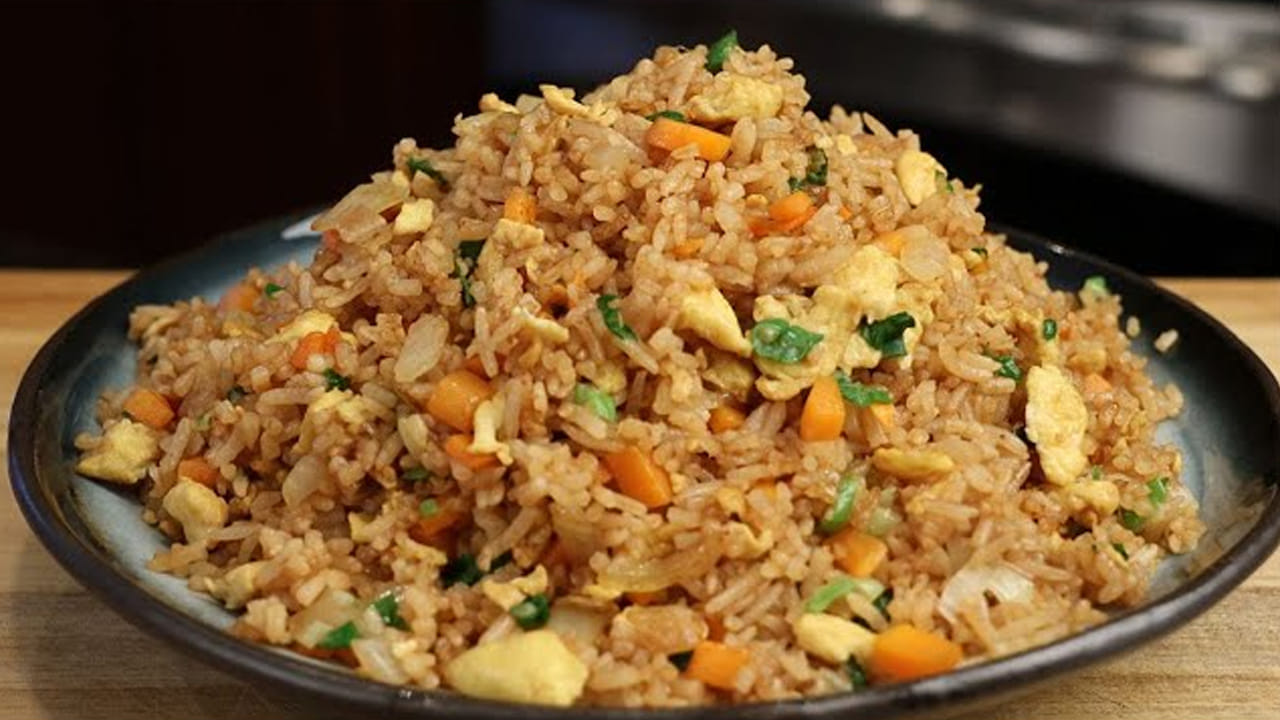 ఫ్రైడ్ రైస్‌లో సోయాసాస్, చిల్లీ సాస్, వెనిగర్ వంటి పదార్థాలు చాలా ఎక్కువగా ఉంటాయి. అంతే కాకుండా ఇందులో ఉప్పు అధికంగా వాడుతారు. అందు వలన ఇది రక్తపోటును పెంచే ప్రమాదం చాలా ఎక్కువగా ఉంది. దీని వలన అనేక సమస్యలు దరి చేరుతాయంట.  అందుకే హైబీపీ వంటి సమస్యలు ఉన్నవారు అస్సలే బయటి ఫుడ్, ముఖ్యంగా చైనీస్ ఫుడ్‌కు దూరం ఉండాలంట. 