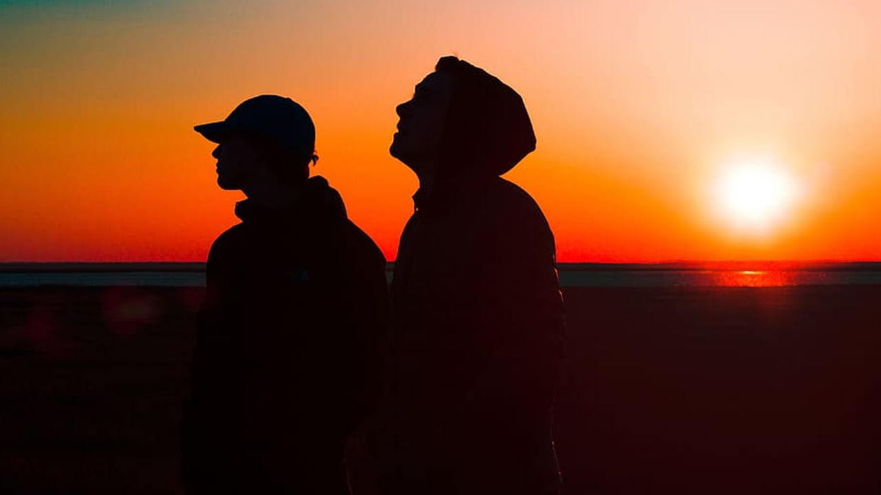 అవకాశవాద స్నేహితుడు: అవకాశవాద స్నేహితులు అంటే వారికి ప్రయోజనం చేకూర్చినప్పుడు మాత్రమే మీతో జతకట్టే వారు, కష్టకాలంలో తరచుగా మిమ్మల్ని వదిలివేస్తారు. చాణక్యుడు అలాంటి వ్యక్తులను అగ్నితో పోల్చాడు - వారు అవసరమైనప్పుడు ఉపయోగకరంగా ఉంటారు కానీ అదుపు లేకుండా ఉన్నప్పుడు ప్రమాదకరంగా ఉంటారు.వారు మీ మంచి సమయాల్లో మాత్రమే ఉంటారు.  మీ కష్టాల సమయంలో వారు సహాయం అందించకుండా ఉంటారు. వారికి ఎక్కువగా ప్రయోజనం చేకూర్చే వారి పట్ల వారు విధేయతను చూపిస్తారు.అవకాశవాద స్నేహితులకు విధేయత, సమగ్రత ఉండదు. వారిని విశ్వసించడం నిరాశకు దారితీస్తుంది, ముఖ్యంగా జీవితంలోని క్లిష్టమైన క్షణాలలో. వారి ప్రవర్తనను గమనించి వారిపై మీరు ఆధారపడటాన్ని పరిమితం చేయండి. బేషరతుగా మీకు అండగా నిలిచే స్నేహితులతో ఉండండి.