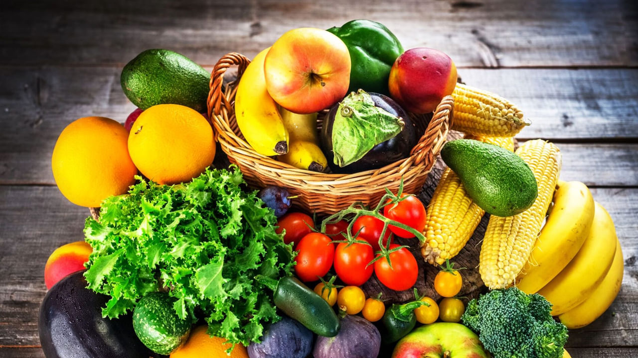 పండ్లు, కూరగాయలు, ప్రొటీన్స్, నట్స్, సీడ్స్ వంటి ఆహార పదార్థాలు తినాలి. బీ విటమిన్ అధికంగా ఉండే గుడ్లు, చికెన్, లీన్ మీట్ వంటి ఆహారంతో కార్టిసాల్ పెరగకుండా జాగ్రత్తపడవచ్చు. దీంతో స్ట్రెస్ కూడా తగ్గుతుంది.