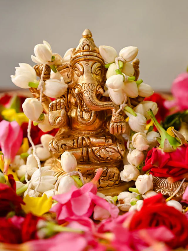 దేవునికి ఈ పువ్వులు సమర్పిస్తున్నారా.? ఇంట్లో దరిద్రం రెంట్కి దిగినట్టే..