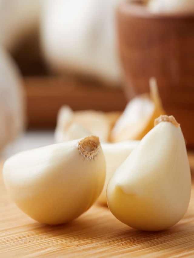 రోజూ పొద్దున్నే 2 పచ్చి వెల్లుల్లి రెబ్బలు తింటే.. నూరేళ్ల ఆయుష్షు మీ సొంతం!