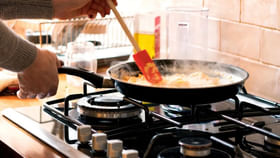 గ్యాస్ స్టవ్ దగ్గర ఈ 6 వస్తువులను అస్సలు ఉంచకూడదు..