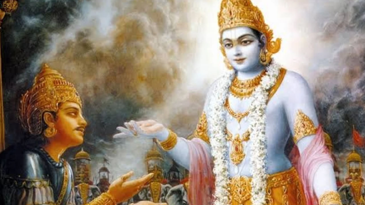 ఇక జ్యోతిష్య నిపుణులు అభిప్రాయం ప్రకారం, ఈరోజు శివవాస యోగంతో పాటు అభిజిత్ ముహుర్తంతో కూడా సమానంగా వస్తుందంట. ఈ యోగాల సమయంలో శ్రీ కృష్ణుడిని పూజించడం వలన కన్నయ్య ఆశీర్వాదాలు లభించడమే కాకుండా, భక్తుల కోరికలు కూడా నెరవేరుతాయంట.