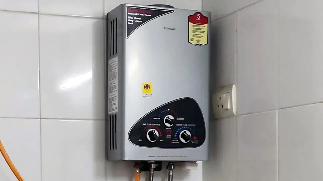 మంచి కంపెనీ: తక్కువ ధరకు వస్తుందని స్థానికంగా తయారు చేసిన, నాణ్యత లేని గీజర్లను కొనకండి. భద్రత కోసం మంచి కంపెనీ, సర్టిఫికేషన్ ఉన్న వాటినే ఎంచుకోండి.
తక్కువ ధరకు దొరికే మోడళ్లలో సరైన భద్రతా ప్రమాణాలు పాటించకపోవచ్చు. దాంతో షార్ట్ సర్క్యూట్‌లు  లేదా ఇతర తీవ్ర ప్రమాదాలకు దారితీయవచ్చు.