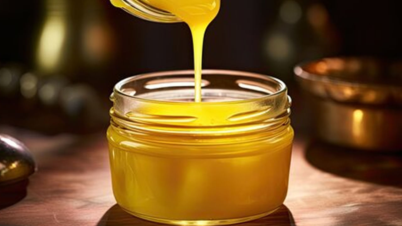 కొందరు నెయ్యిలో వంట నూనె కలుపుతారు. మీరు వినియోగించే నెయ్యిలో నూనె కలిసిందో లేదో తెలుసుకోవాలంటే నెయ్యి వేడి చేసి ఫ్రిజ్ లో పెడితే రెండు పొరలుగా ఏర్పడితే అది కల్తీ. నెయ్యి, ఇతర నూనె వేర్వేరు పొరలుగా ఉంటే కల్తీ నెయ్యిగా అర్ధం చేసుకోవాలి.