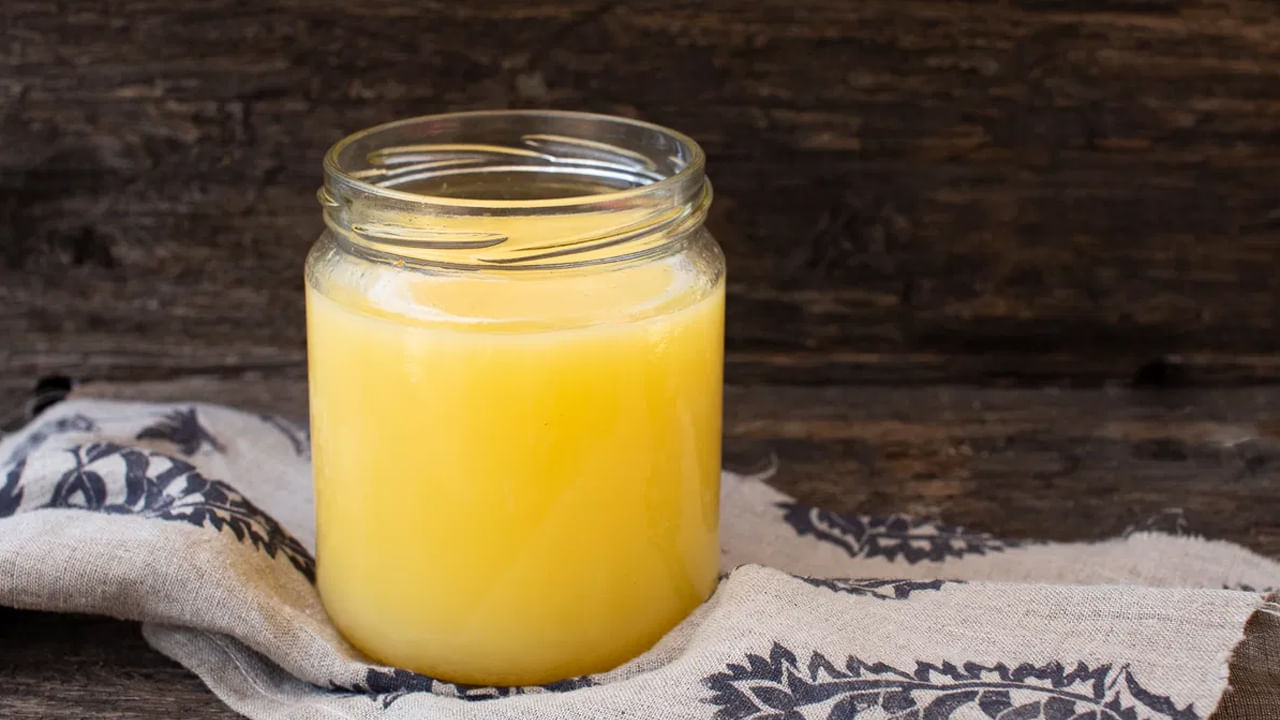 కల్తీని గుర్తించేందుకు మార్కెట్ నుంచి తెచ్చే నెయ్యిలో నాలుగైదు చుక్కల అయోడిన్ వేయాలి. నెయ్యి నీలం రంగులోకి మారితే కల్తీ అని అర్థం. నెయ్యి నాణ్యతను గుర్తించేందుకు చేతికి కాస్త నెయ్యి రాసి రెండు చేతులతో బాగా రుద్దాలి. సువాసనగా ఉంటే అది స్వచ్ఛమైన నెయ్యి. కొంత సమయం తర్వాత నెయ్యి వాసన పోతే అది కల్తీ నెయ్యి.