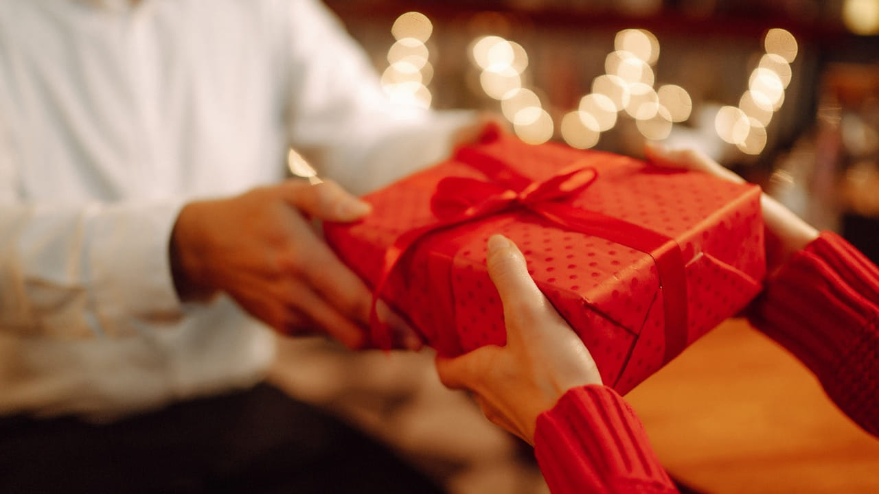 పెళ్లిలో ఖరీదైన గిఫ్ట్ ఇస్తున్నారా? అయితే కచ్చితంగా ఫొటో దిగండి.. లేదంటే జైలుకి వెళ్లే ప్రమాదం ఉంది!