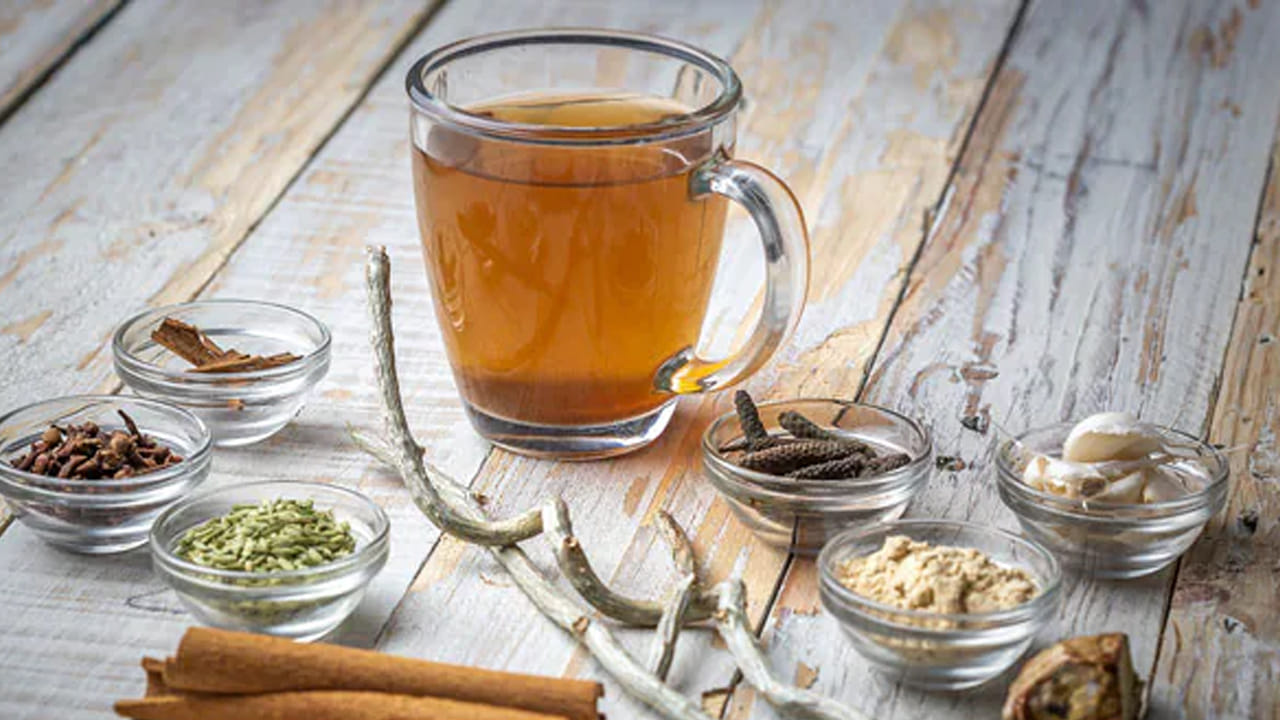 తులసి-ములేతి నీరు: ఈ నీరు గొంతు నొప్పి నుండి ఉపశమనం కలిగిస్తుంది. అలాగే రోగనిరోధక శక్తిని పెంచుతుంది. శ్వాసకోశ సమస్యలను తగ్గిస్తుంది. ఈ నీటిని రోజుకూ రెండు సార్లు తాగితే ఎలాంటి జబ్బులు మీ దరి చేరవు. దీన్ని తయారు చేయడం కూడా చాలా ఈజీ.. ఇందుకోసం మీరు చేయాల్సిందల్లా 1 టీస్పూన్ ములేథి పొడి, 4–5 తులసి ఆకులు, చిటికెడు నల్ల మిరియాలు నీటిలో వేసి 10 నిమిషాల పాటు మరిగించండి. తర్వాత వడకట్టి గోరువెచ్చగా అయ్యాక తాగండి. 