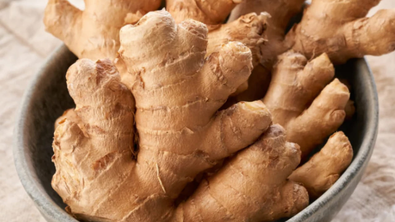 ఈ మధ్య కాలంలో చాలా మంది అధిక బరువు సమస్యతో ఇబ్బందులు పడుతున్నారు. ఆహారపు అలవాట్లు, ఒత్తిడి, ఆందోళన, సమయానికి తినకపోవడం, మారిన లైఫ్ స్టైల్ వంటి కారణాల వల్ల ఈజీగా బరువు పెరిగిపోతున్నారు.